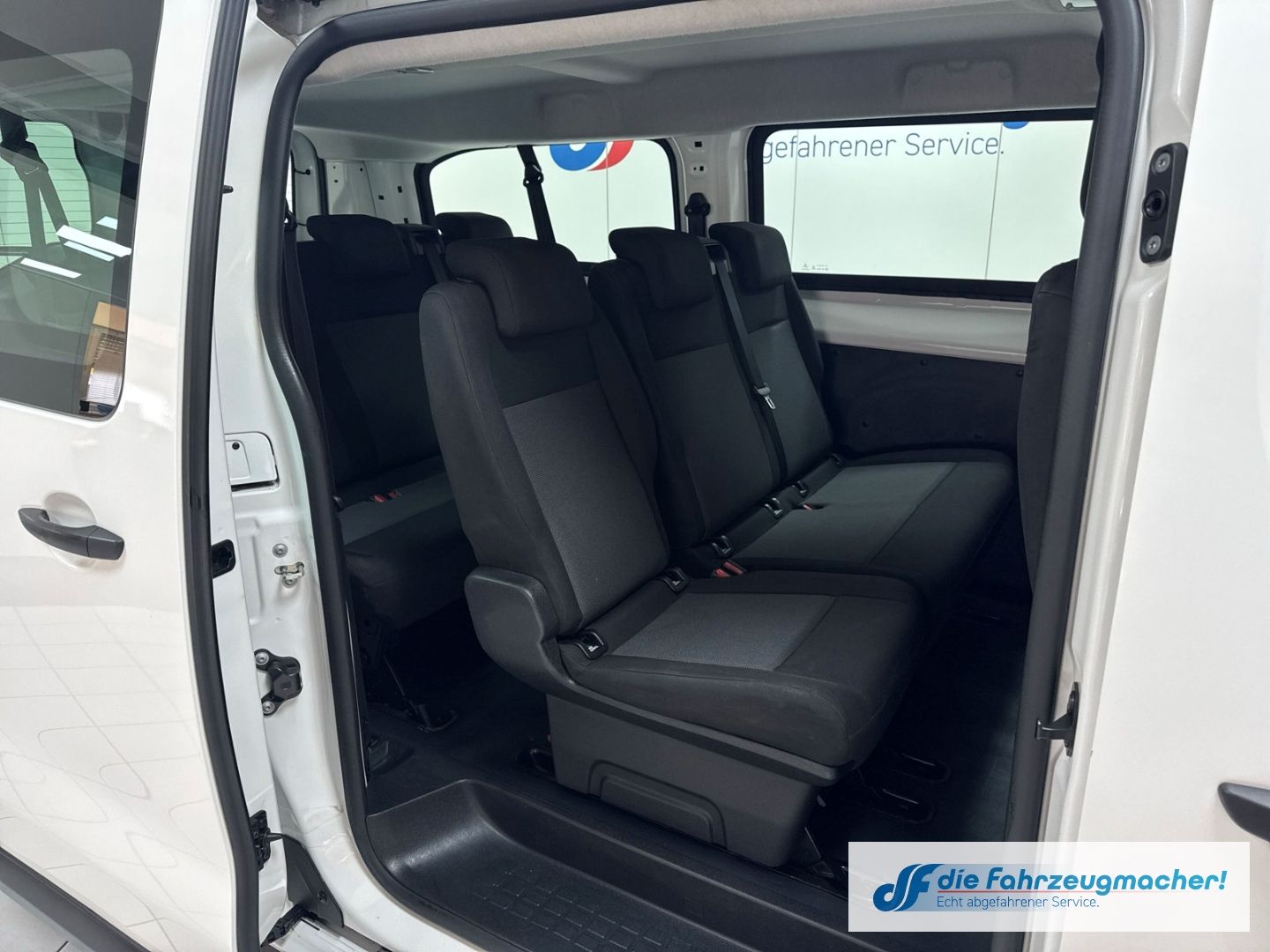 Fahrzeugabbildung Opel Vivaro Kombi L 1.5 D EU6d Apple CarPlay Android