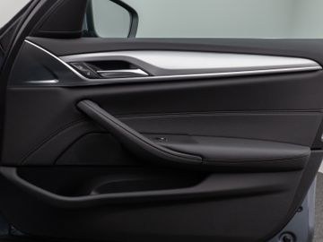 Fahrzeugabbildung BMW 530e xD Pano Kamera DAB HiFi Adapt. Fahrwerk 19"
