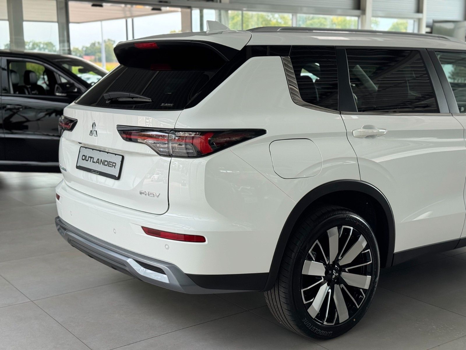 Fahrzeugabbildung Mitsubishi Plug-in Hybrid Outlander Intro Edition