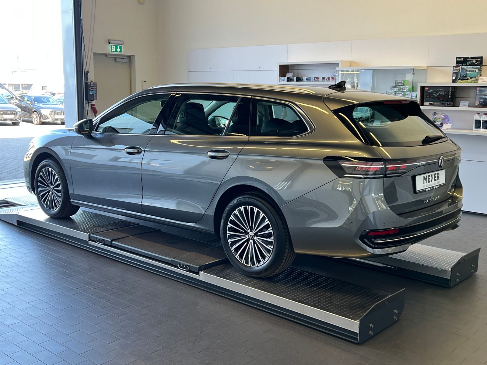 Fahrzeugabbildung Volkswagen Passat Variant Elegance 1.5 eTSI DSG *AHK,IQ-Lig