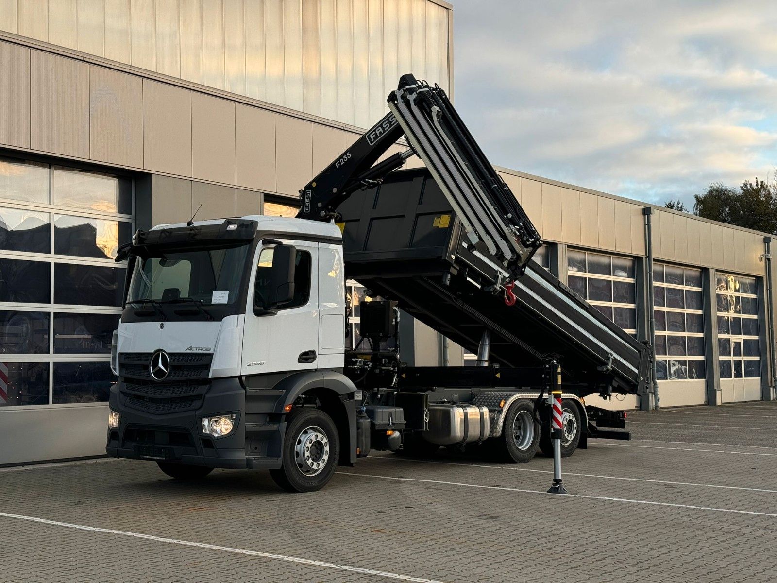 Fahrzeugabbildung Mercedes-Benz Actros 2545 Bordmatik Seilwi* Vorb* FASSI 235-6