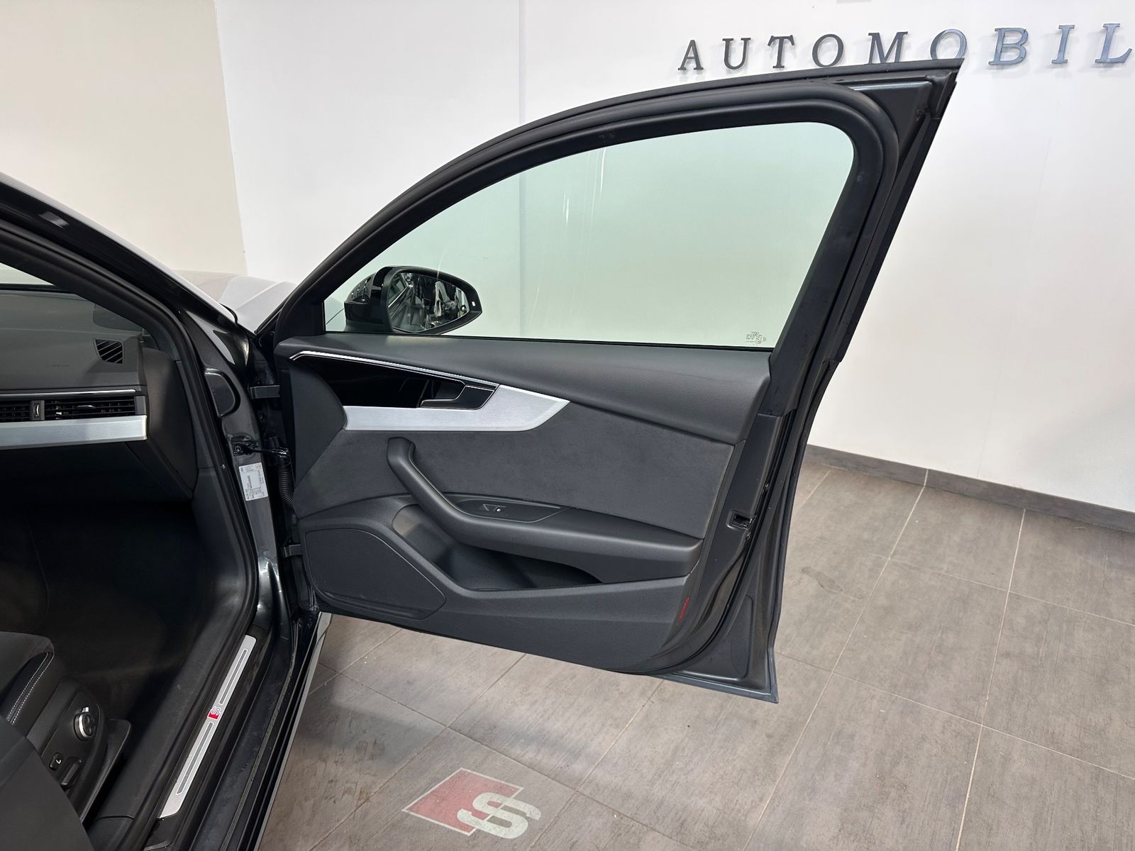 Fahrzeugabbildung Audi A4 40 TDI S-Line Black NAV+LED+PANO+AHK+KAM