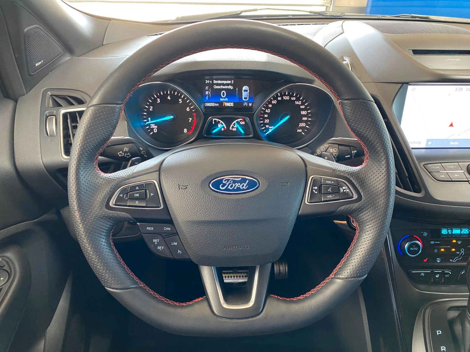 Fahrzeugabbildung Ford Kuga ST-Line 4x4 Navi Kamera Winterpaket SRA
