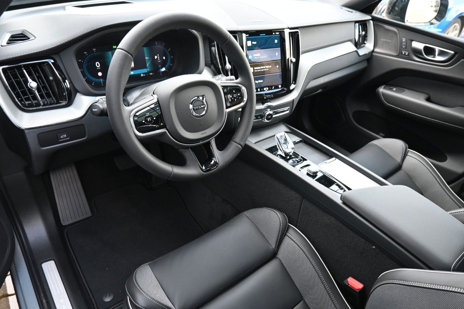 Fahrzeugabbildung Volvo XC60 B5 AWD Autom. Ultra Dark*360°*LUFT*ACC*AHK