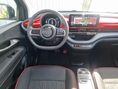 Fahrzeugabbildung Fiat 500e Red Komfort 23,8 kWh SiHz PDC RFK Tempo DAB