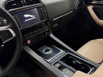 Jaguar F-Pace - 10