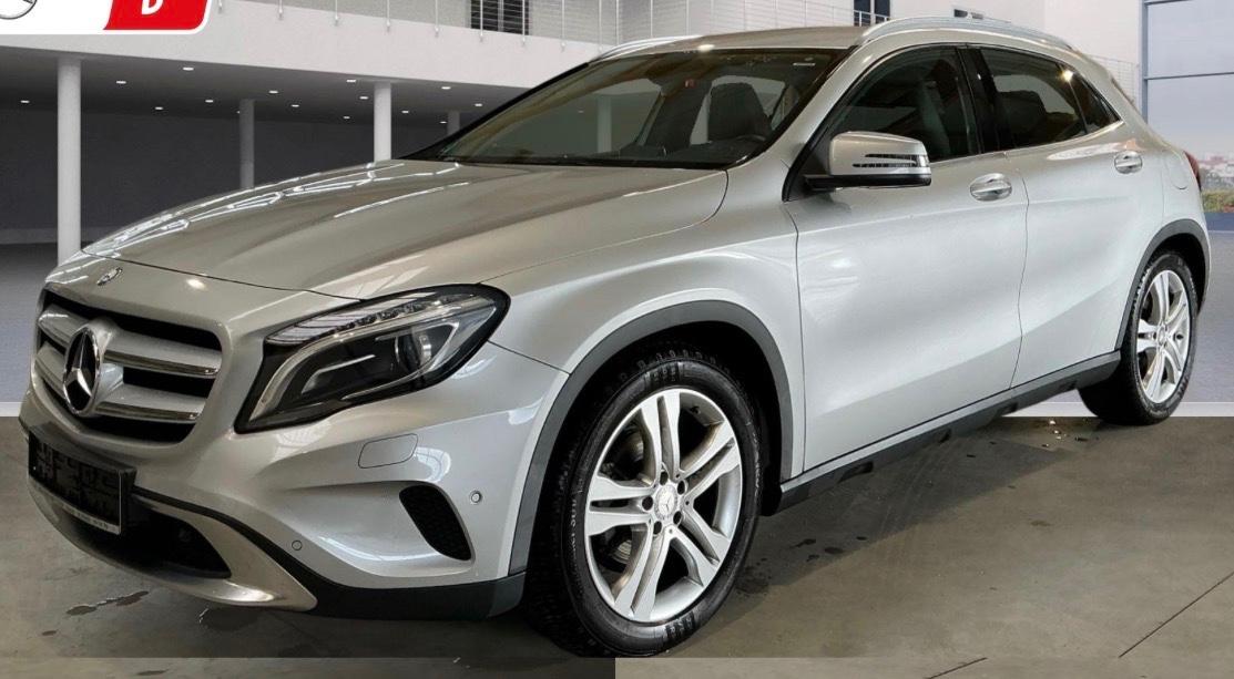 Mercedes-Benz GLA 200 LED-LEDER-TEMPO-PDC-NAVI
