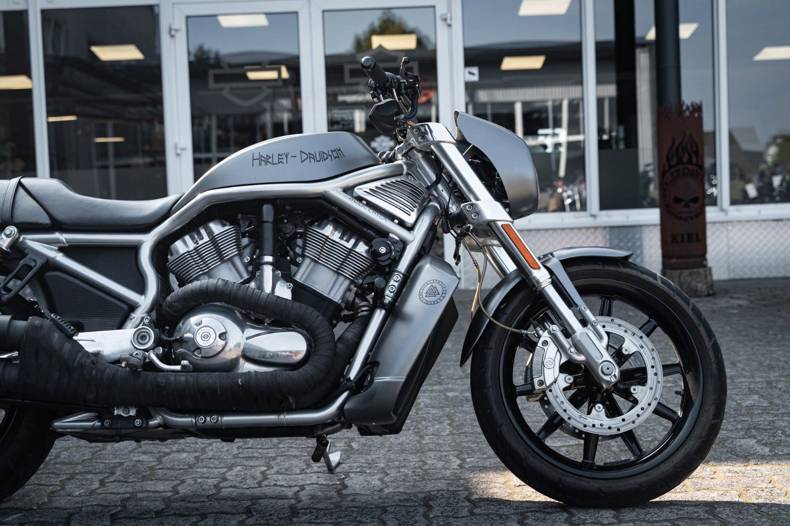 Fahrzeugabbildung Harley-Davidson VRSCR STREET ROD - REMUS ENDSCHALLDÄMPFER -