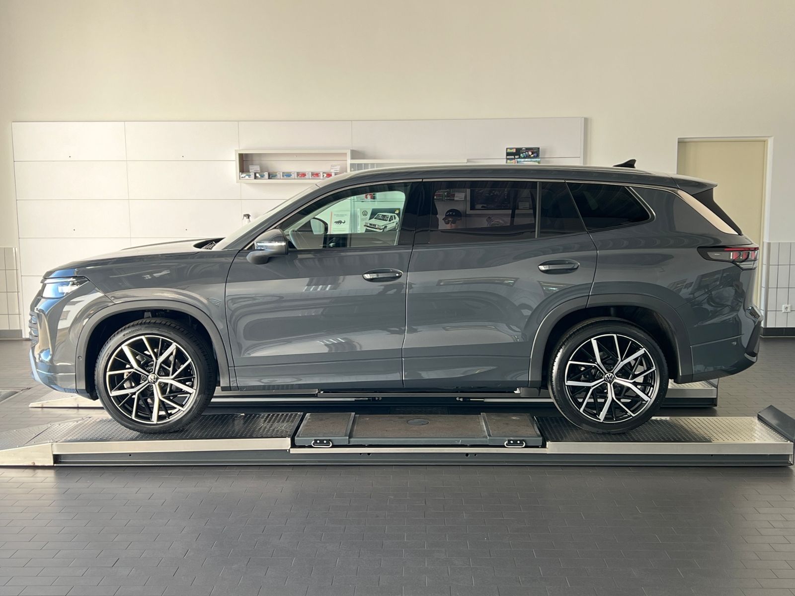 Fahrzeugabbildung Volkswagen Tayron LIFE 1.5 eTSI DSG *AHK, 7-Sitzer, LED, AC