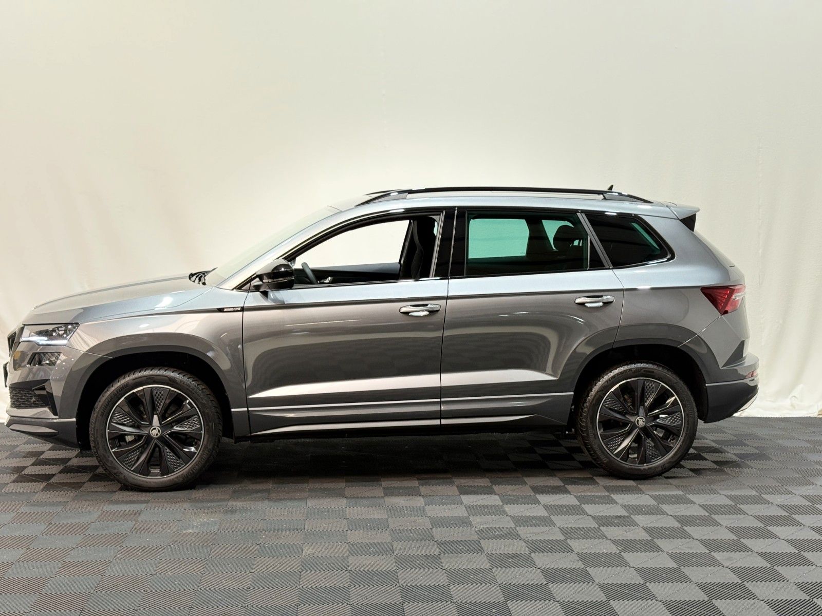 Fahrzeugabbildung SKODA Karoq Sportline / DSG / ACC / Panoramadach