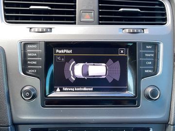 Volkswagen Golf VII Lim. 1.6 TDI DSG*NAVI*PARKPILOT*SHZ*