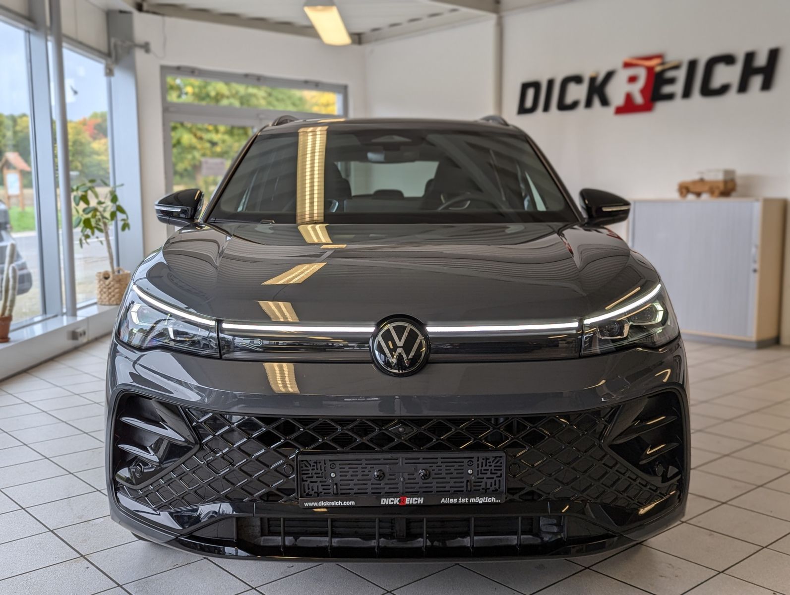 VW Tiguan 2.0TDI R-Line 4M Pano Black AHK Matrix 20 - Image 2