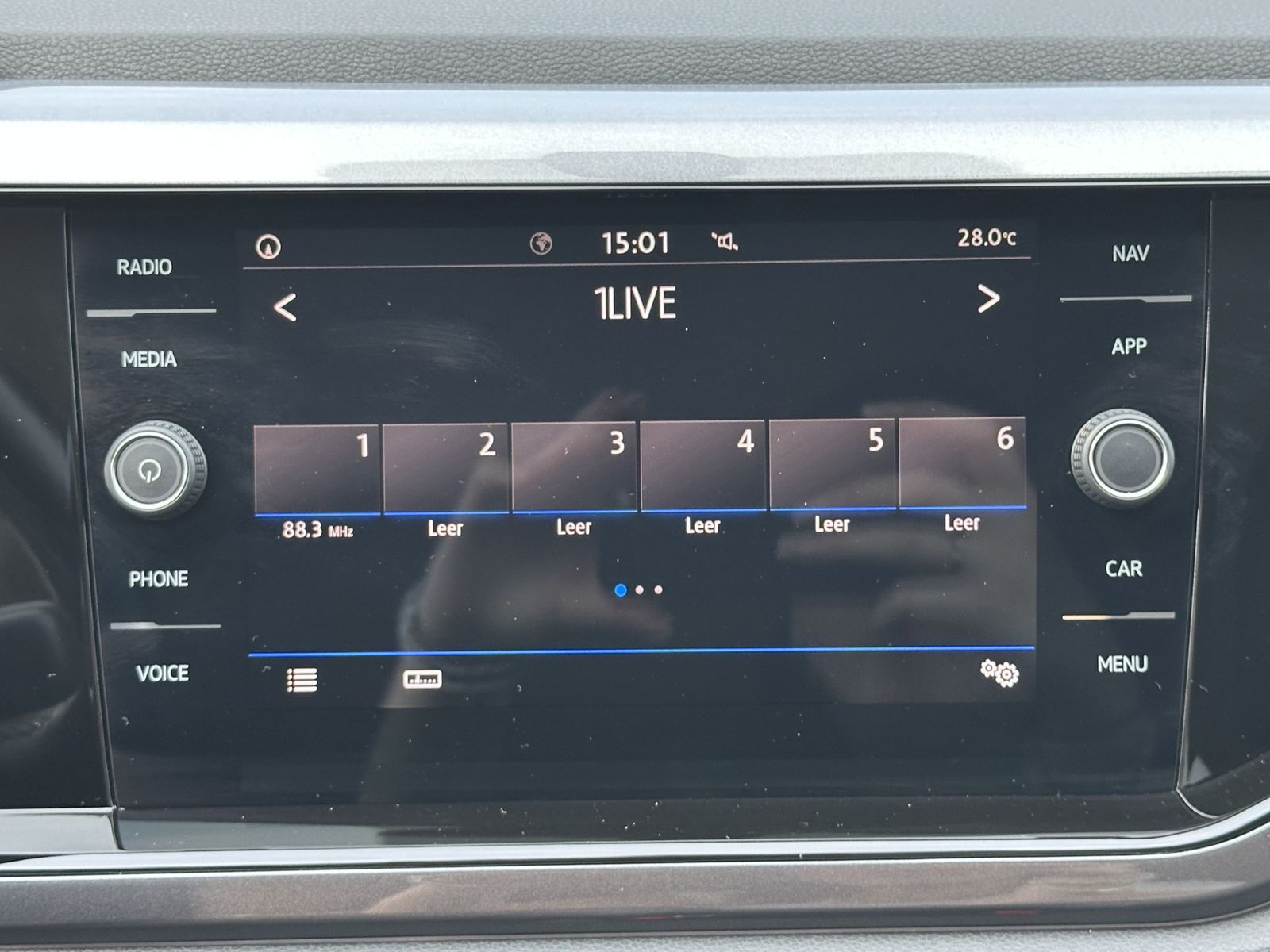 Fahrzeugabbildung Volkswagen Polo 1.0 TSI DSG R-Line NAV+LED+ACC+KAMERA+USB