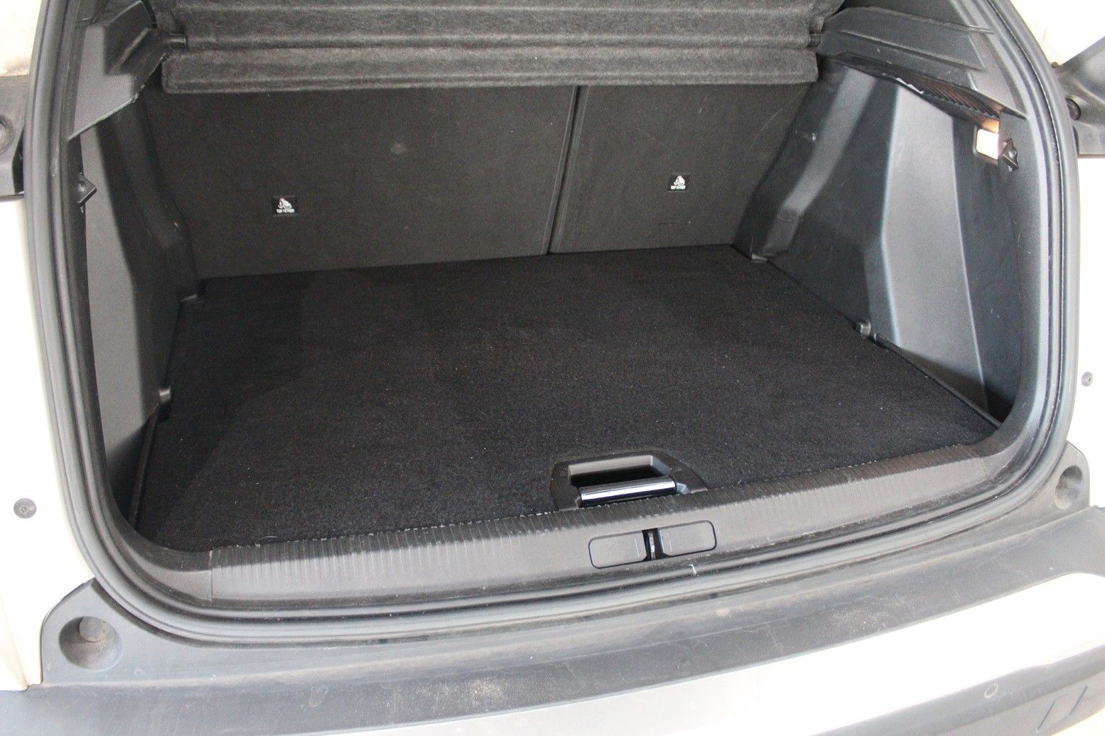 Fahrzeugabbildung Peugeot 2008 Allure Pack 1.2T NAVI/LED/PDC/180°CAM/DAB+