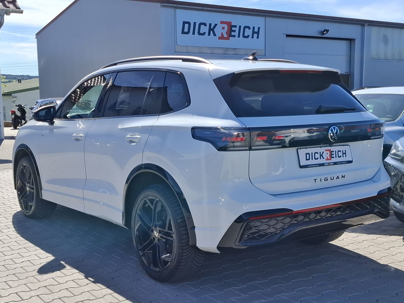 Fahrzeugabbildung Volkswagen Tiguan 2.0 TDI 4M R-Line BLACK*PAN*HK*AHK*MATRIX