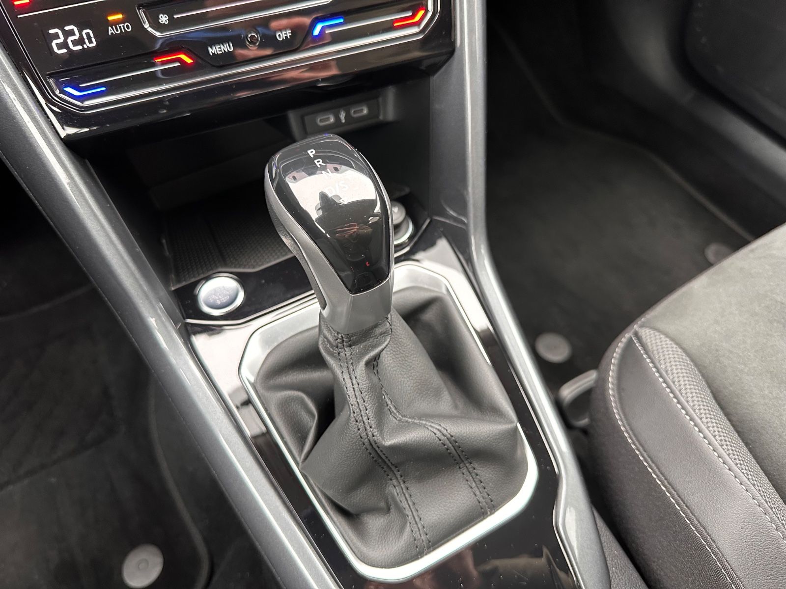 Fahrzeugabbildung Volkswagen T-Roc 1.5 TSI Style DSG AHK/ACC/LED/APP/SHZG/GJR