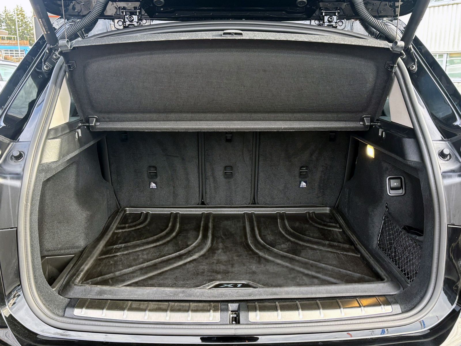 Fahrzeugabbildung BMW X1 sDrive 20i Sport-Line LED SHZ PDC KAM TEMP BT