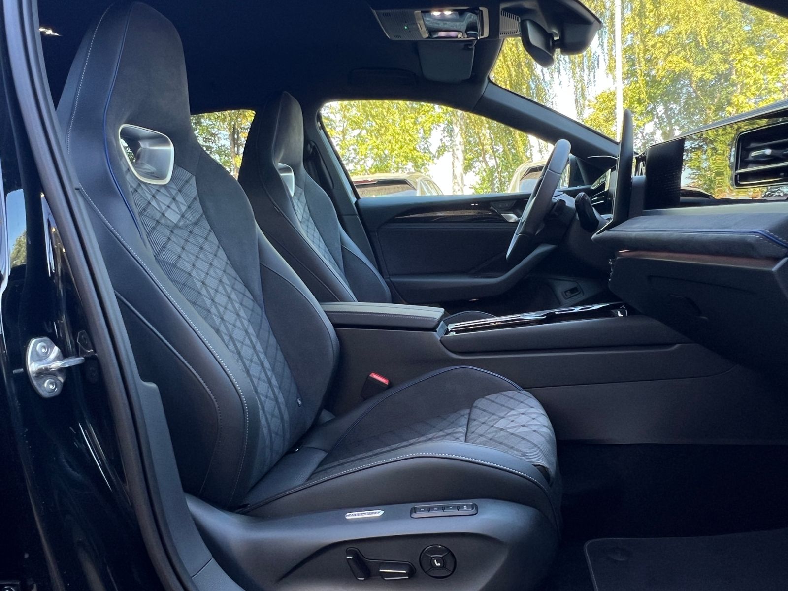 Fahrzeugabbildung Volkswagen Passat Variant R-Line 2.0 TDI DSG 4MOTION *AHK,B