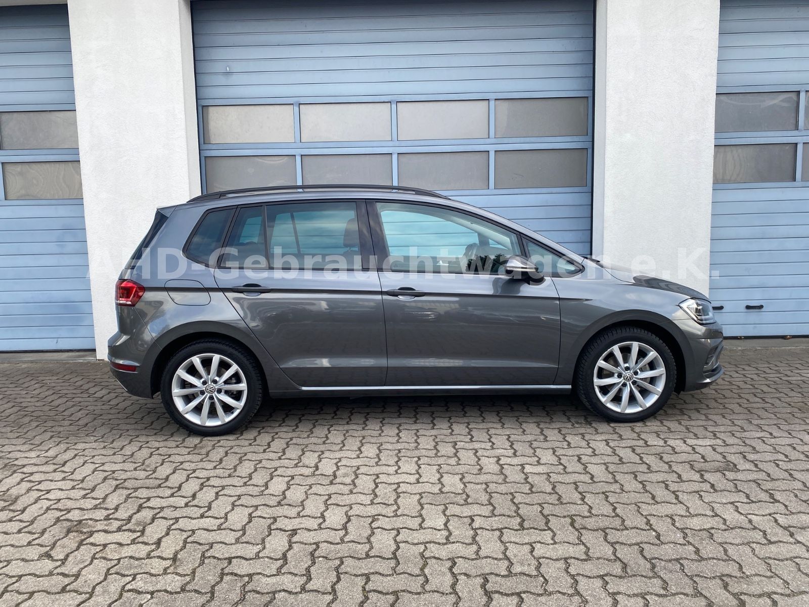 Fahrzeugabbildung Volkswagen Golf Sportsvan VII 1.5 TSI LED Navi PDC Kamera