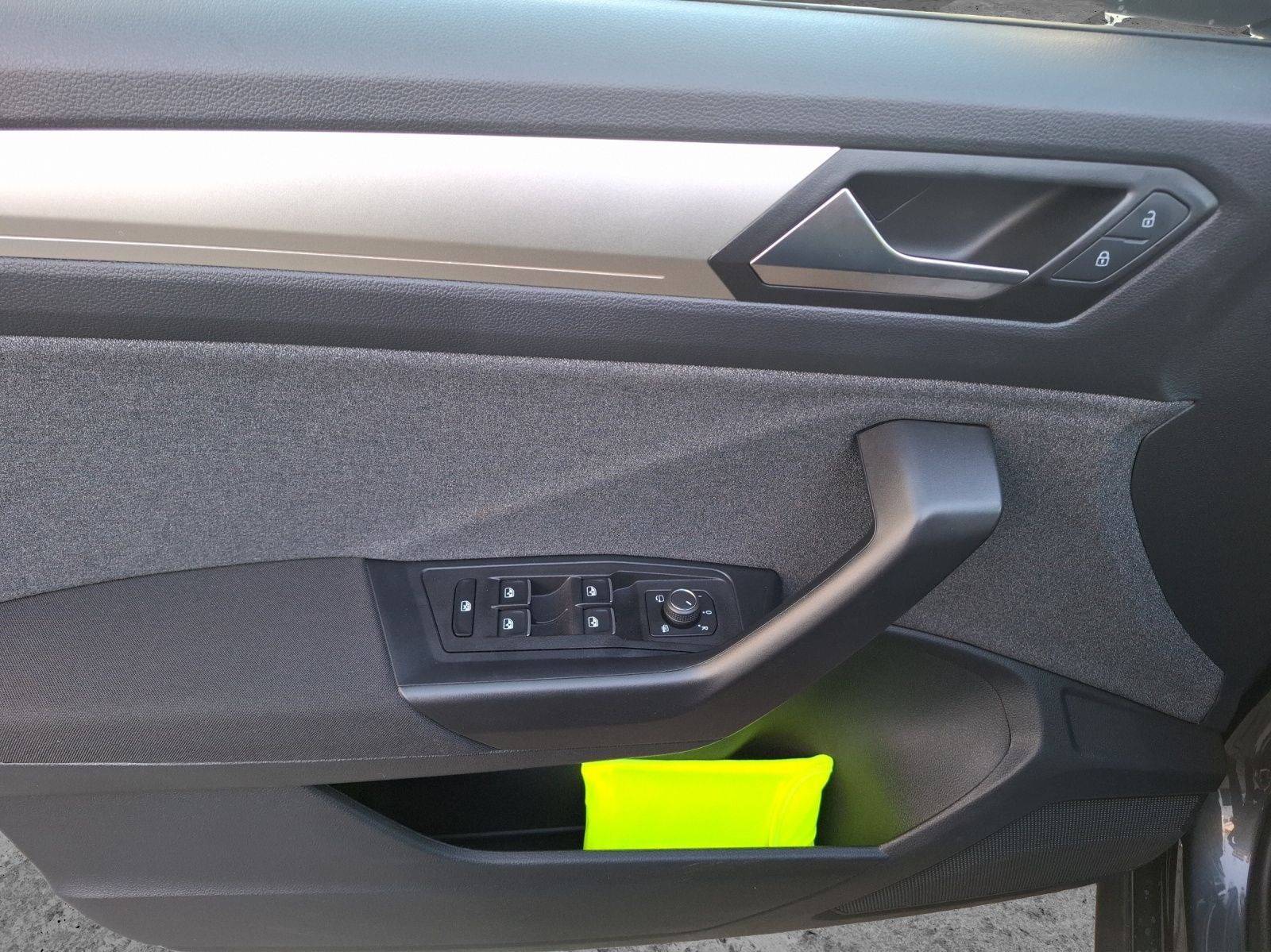 Fahrzeugabbildung Volkswagen T-Roc TSI Move DSG STH LED Navi AID RFK SH