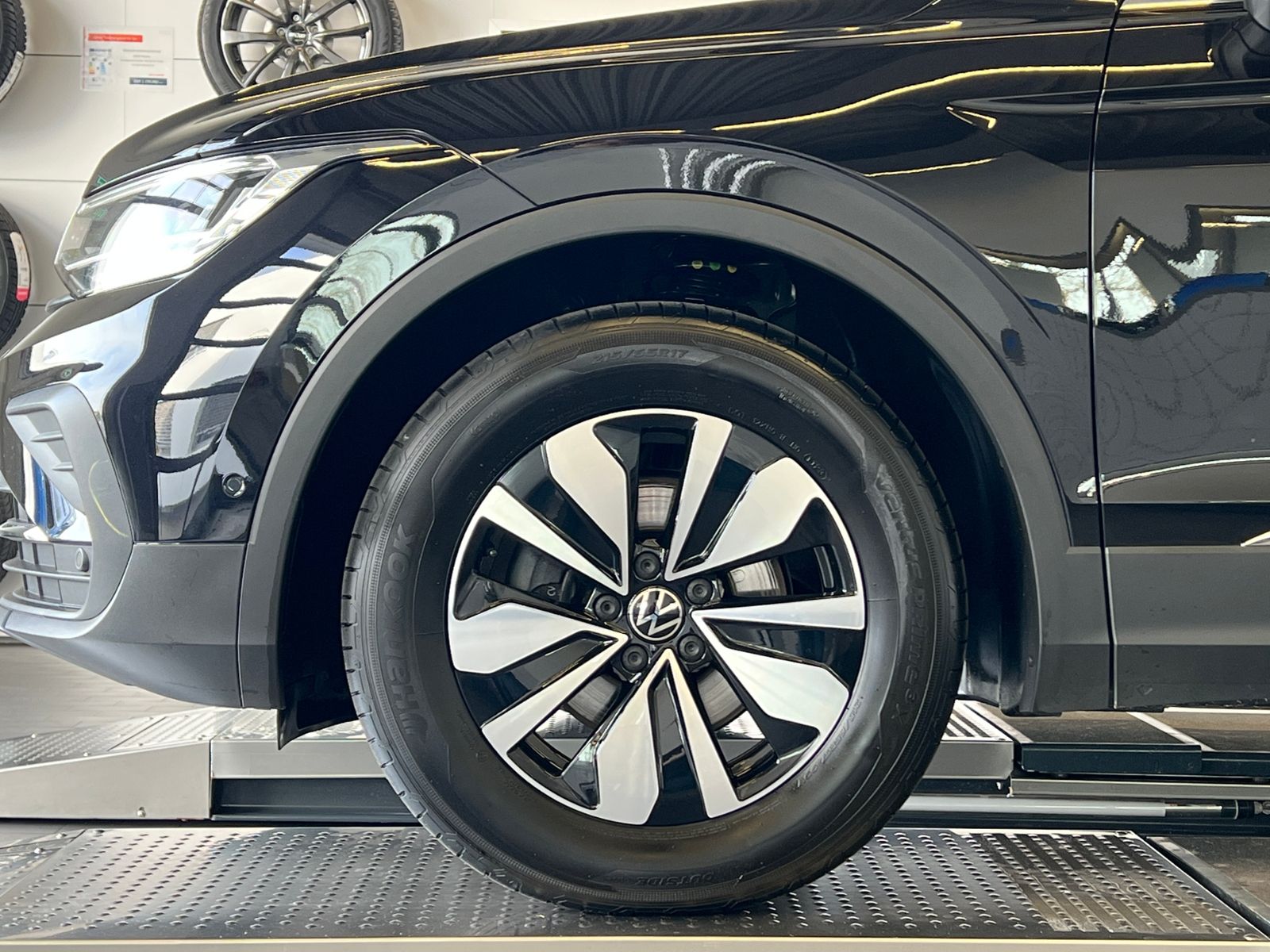 Fahrzeugabbildung Volkswagen Tiguan MOVE 1.5 TSI DSG *AHK, LED, Navi, 17'-LM*