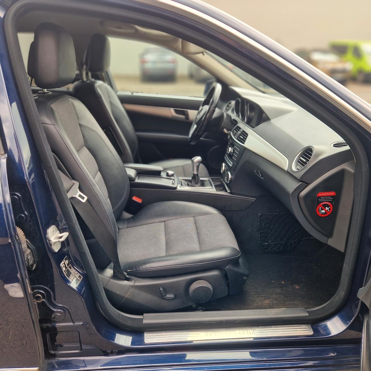 Mercedes-Benz C220 2012 — photo 11