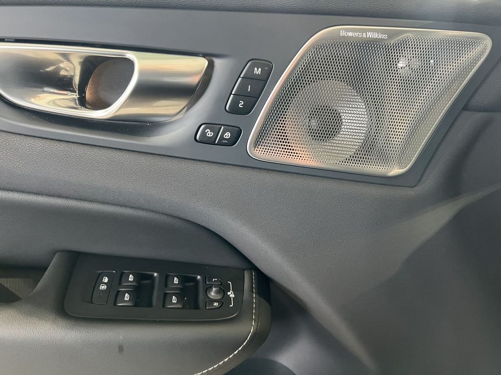 Volvo XC60 T6 Plus Black Edition Recharge AWD B&W HUD