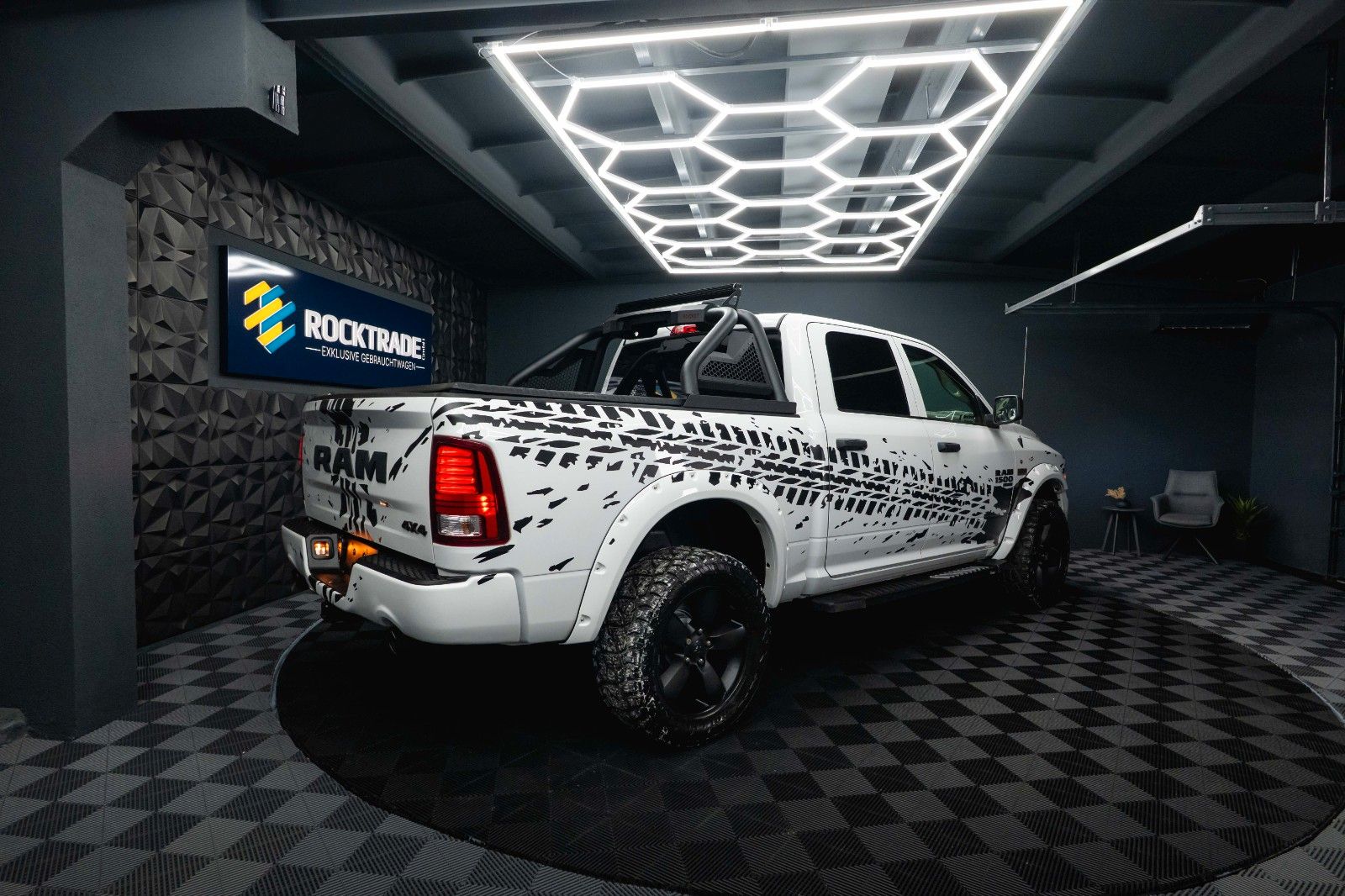 Fahrzeugabbildung Dodge RAM 5.7 V8 HEMI 4x4 OFFROAD Night-Paket *LED*AHK