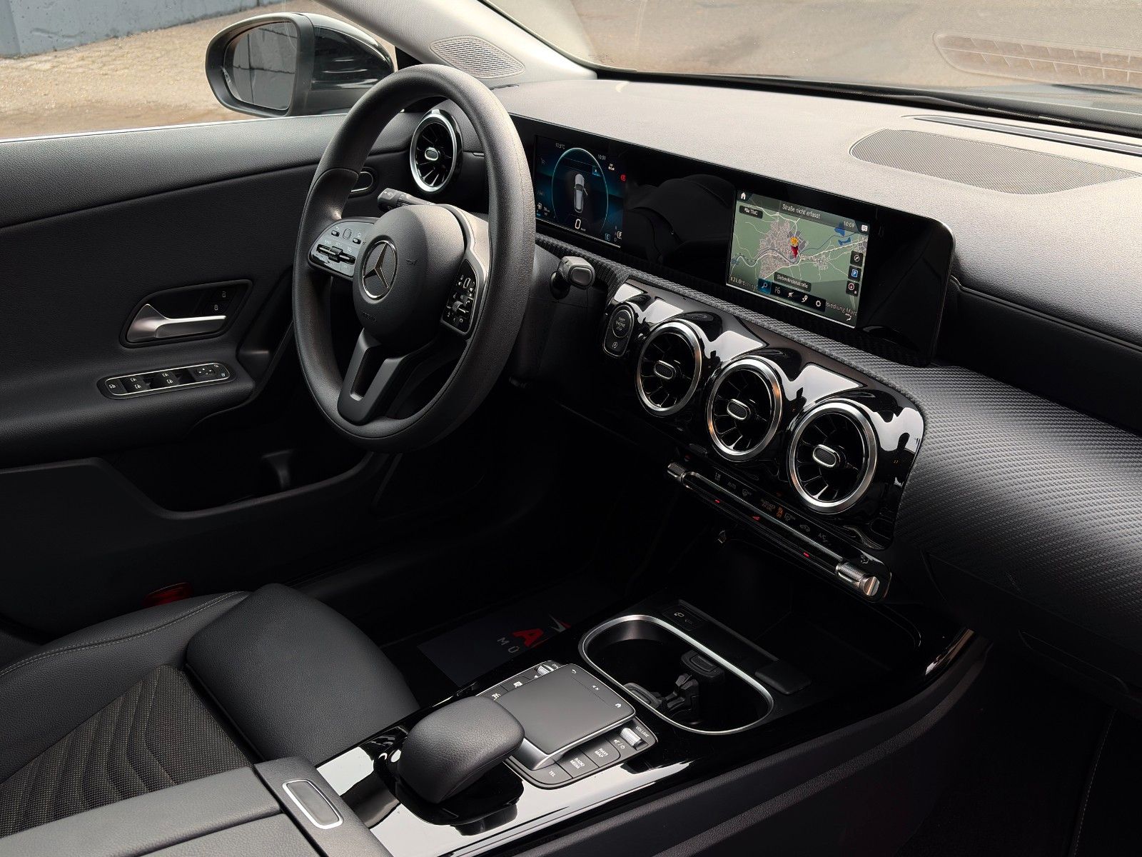 Fahrzeugabbildung Mercedes-Benz CLA 180 SB SHZ LKA TEMP MBUX Navi Wifi CarPlay