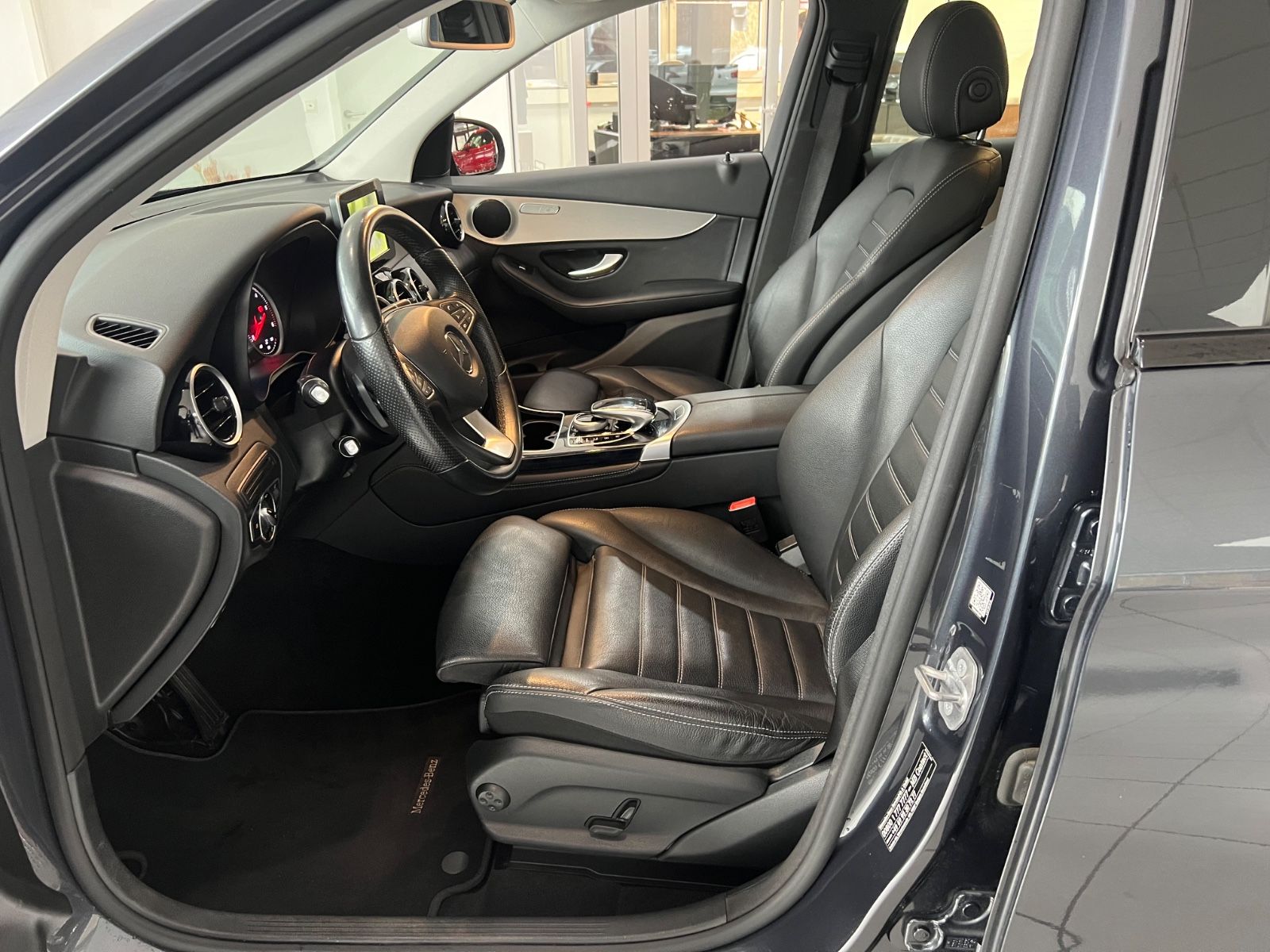 Fahrzeugabbildung Mercedes-Benz GLC 250 d 4Matic *LEDER*NAVI*SITZHEIZUNG*LED*