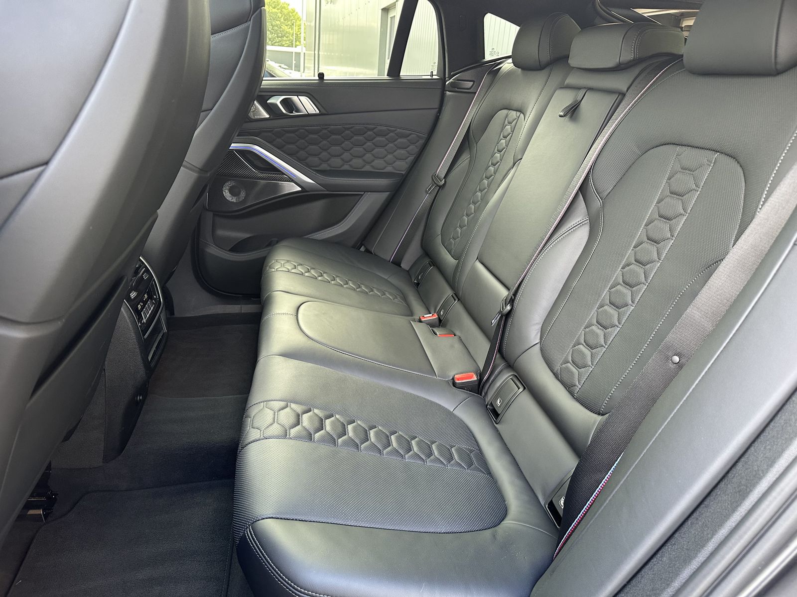 Fahrzeugabbildung BMW X6 M Competition NAV+LASER+AHK+PANO+360°+21/22ZO