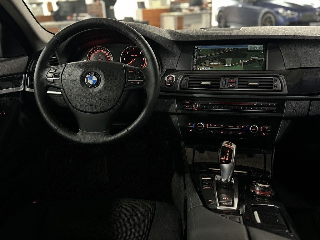 Fahrzeugabbildung BMW 520d Panorama PDC Xenon Sitzhzg NaviPro Tempomat