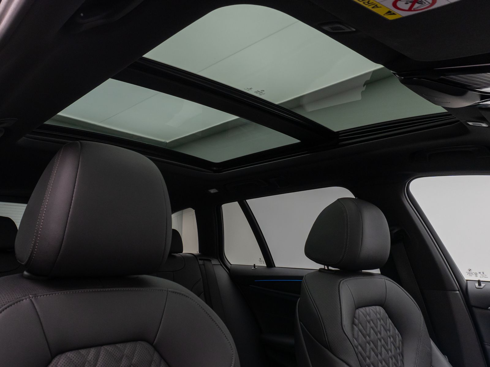 Fahrzeugabbildung BMW 530e M Sport Panorama Kamera DAB HiFi Alarm LED