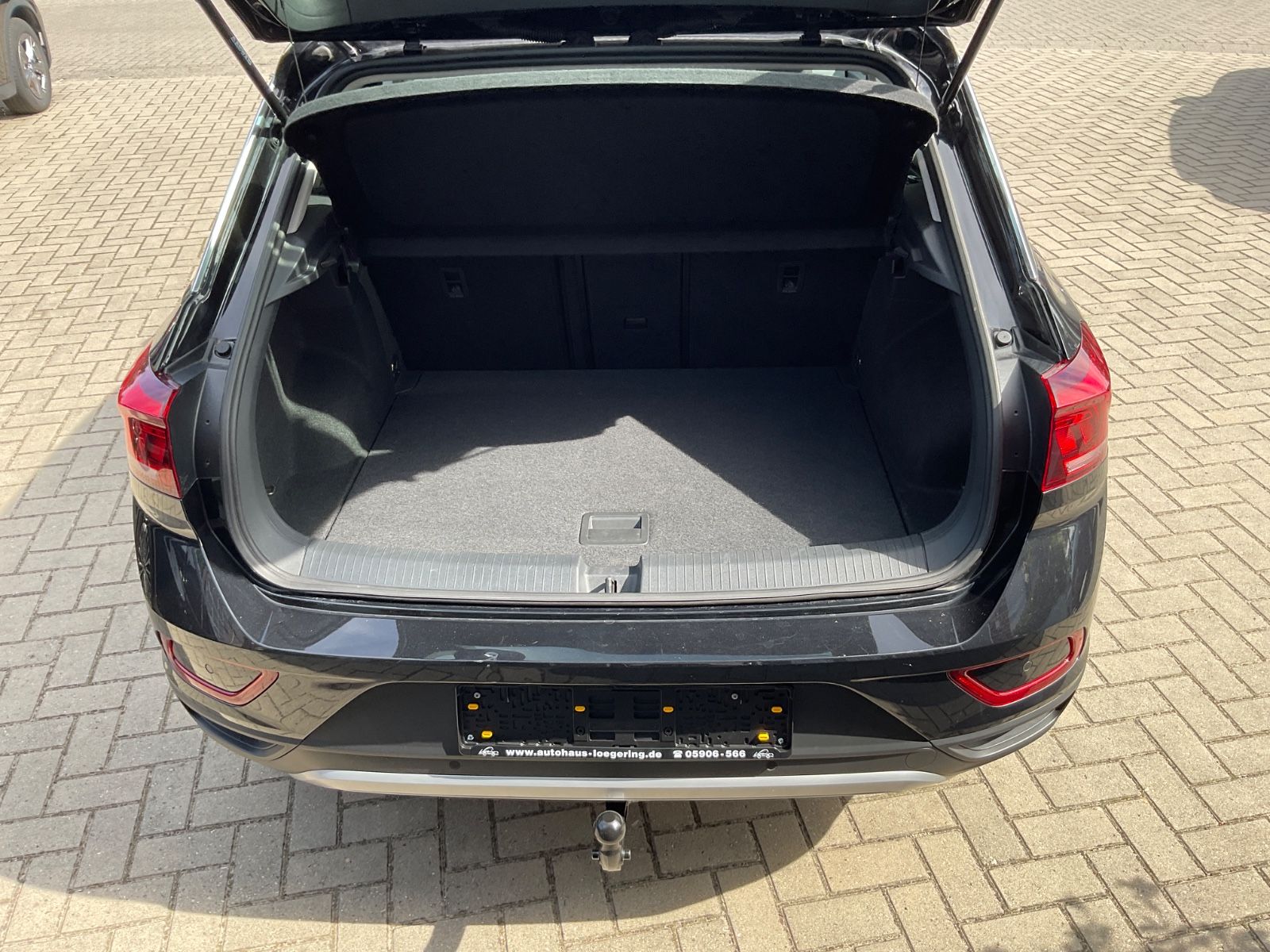 Fahrzeugabbildung Volkswagen T-Roc 1.5 TSI DSG Life,LED,AHK,Navi