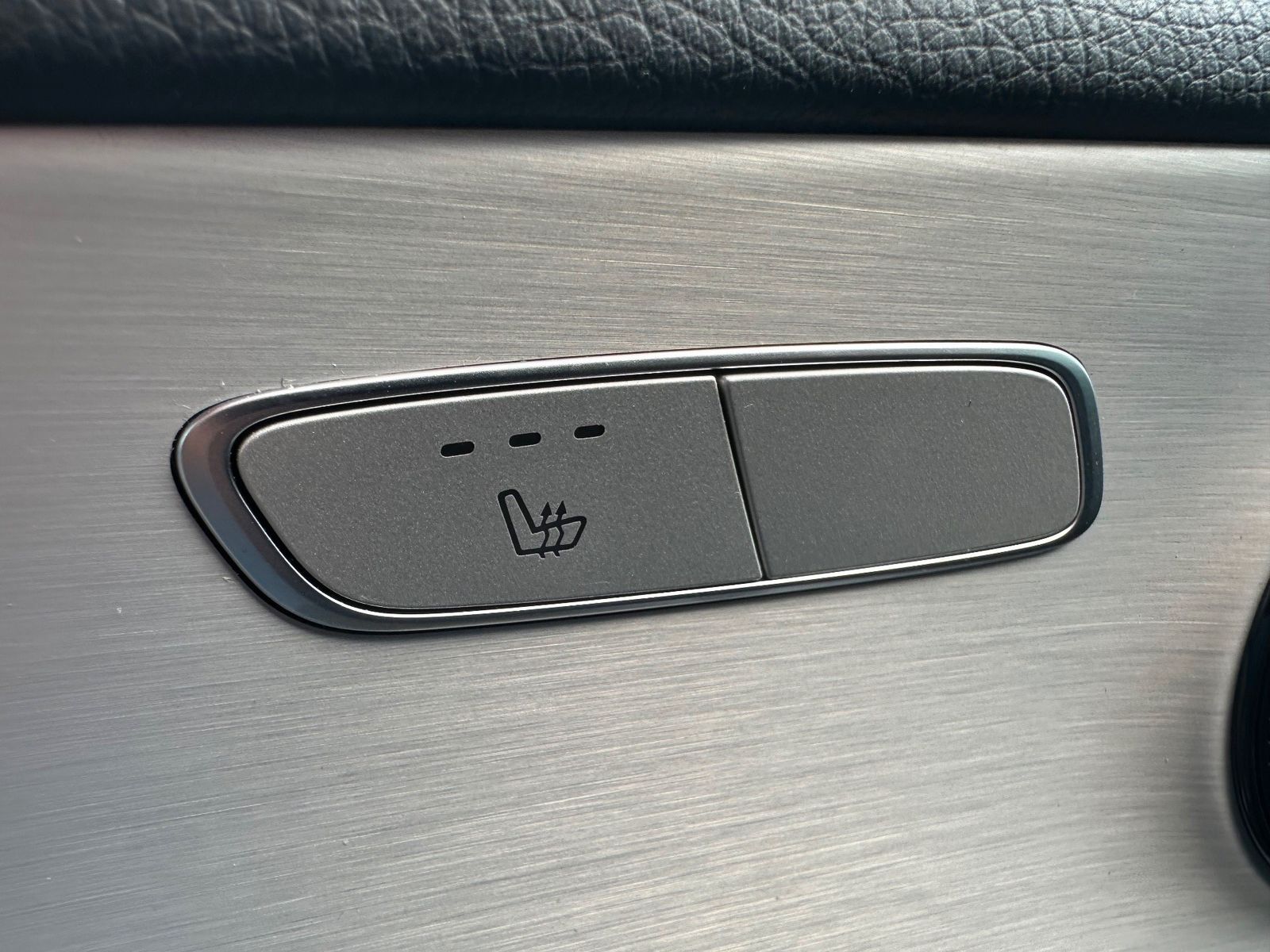 Fahrzeugabbildung Mercedes-Benz E 300 de T AMG Line NAV+LED+AHK+18ZO+360°