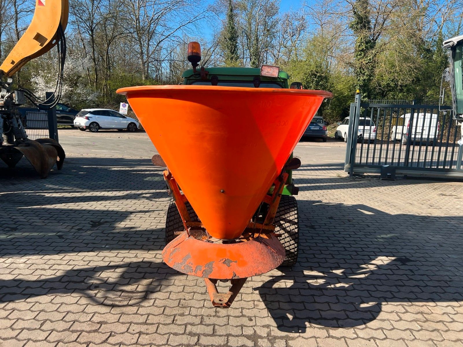 Fahrzeugabbildung John Deere 4010 / Allrad / Frontlader / Salzstreuer /