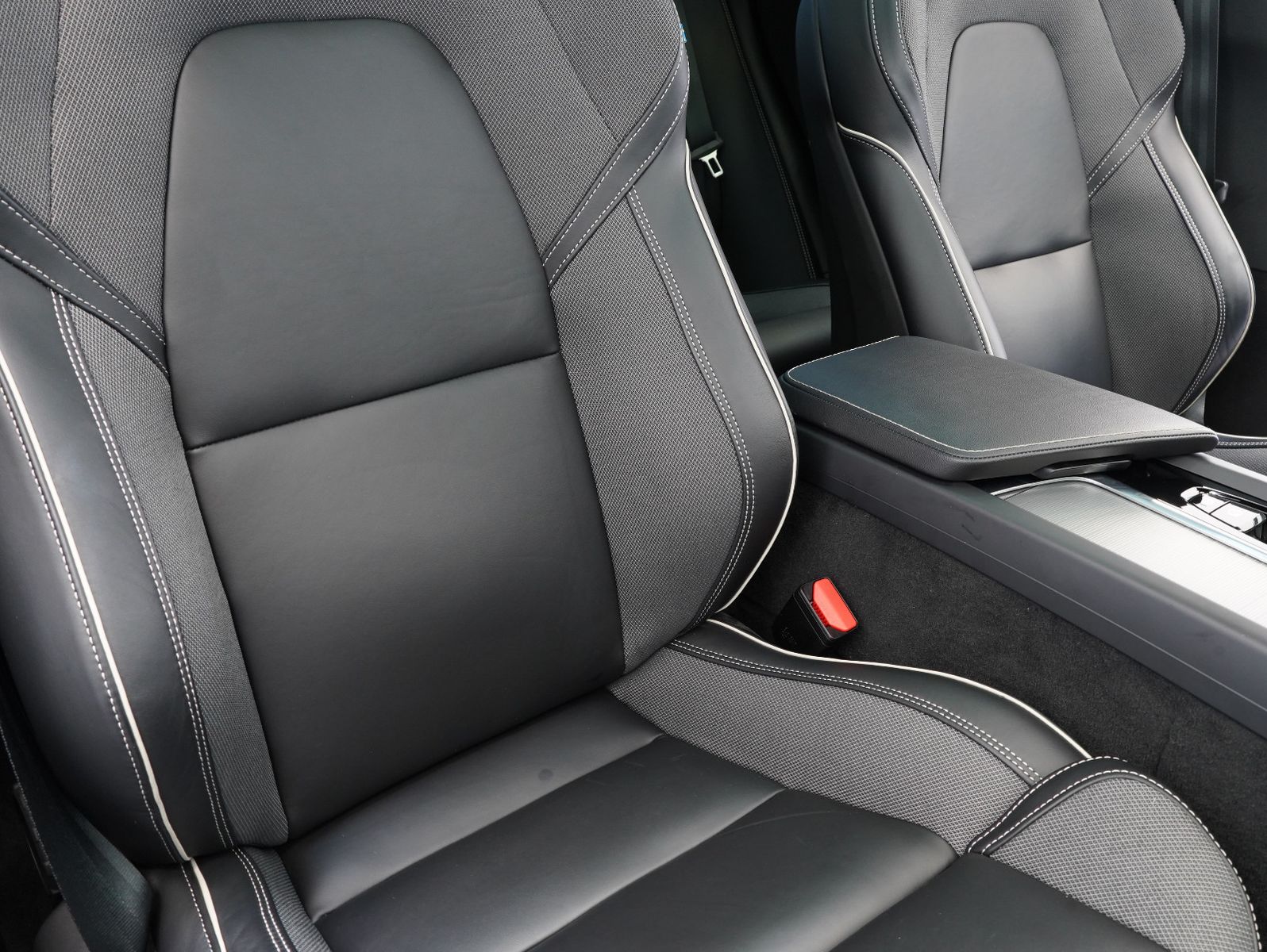 Fahrzeugabbildung Volvo XC60 T6 Recharge R Design FACELIFT/LED/ACC/AHK