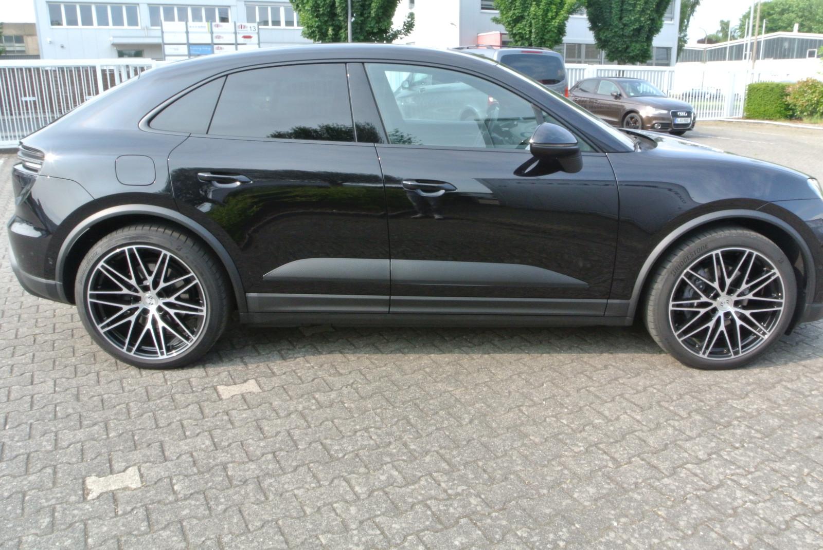 Porsche Macan Electric 4,schw/schw,22",pano,luft,3 displ