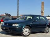 Volkswagen Golf 1.6 Comfortline/KLIMA/EURO 4 - Volkswagen Golf mit Benzin-Antrieb: Grün, Schiebedach, Limousine