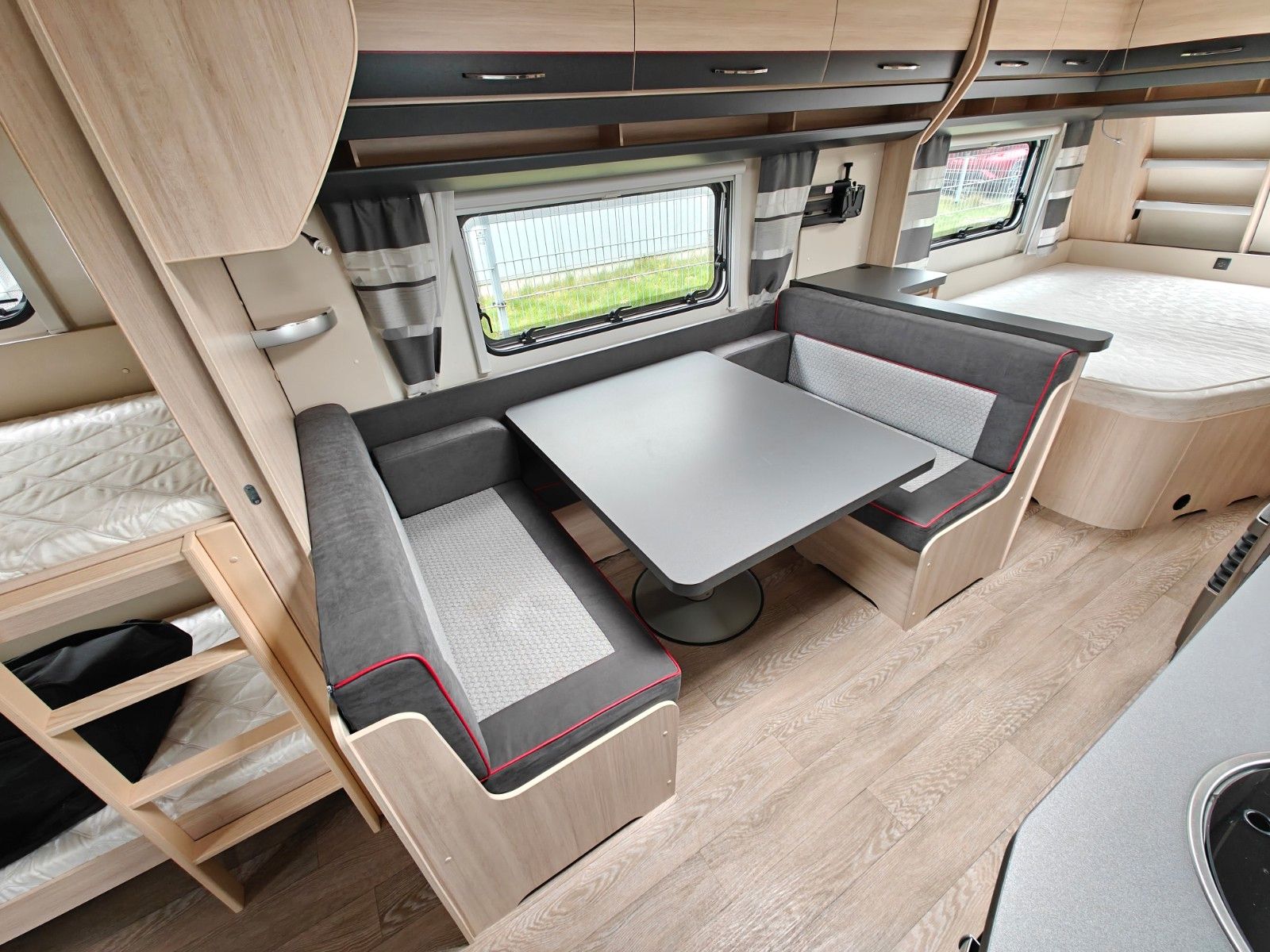 Fahrzeugabbildung Hobby De Luxe Edition 650 KMFe - Etagenbetten, 2x Sitz