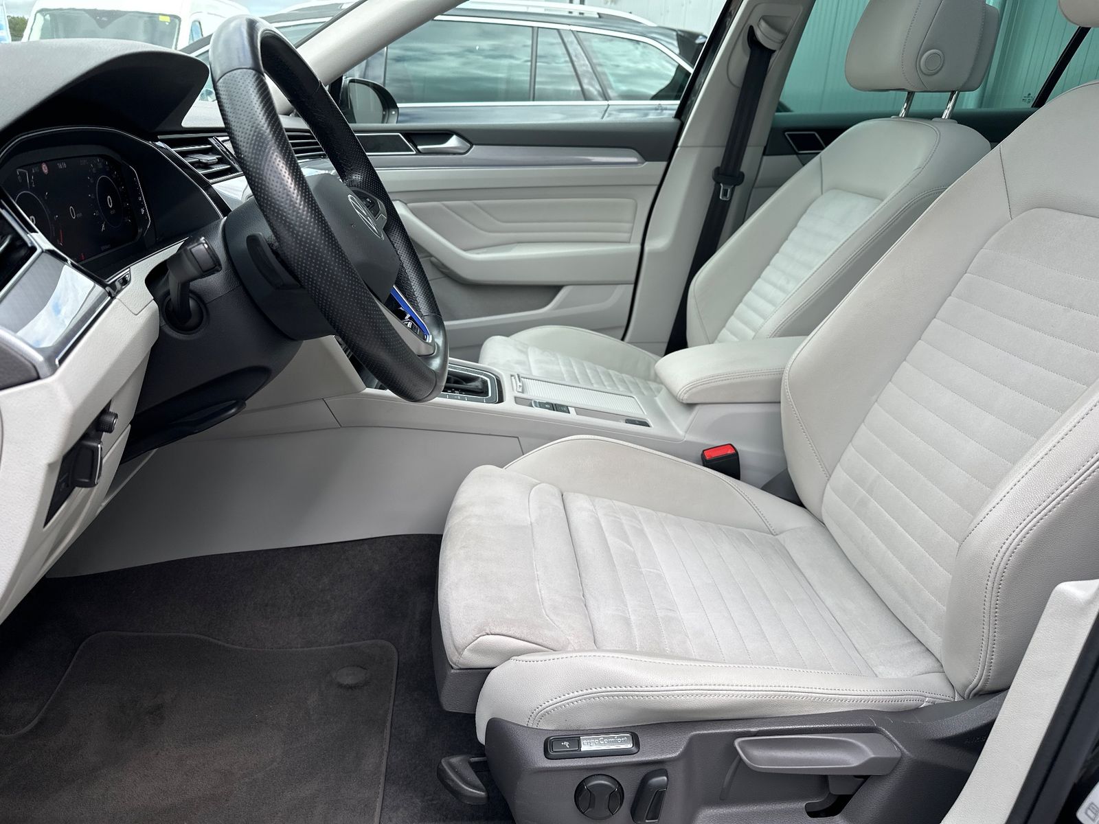 Fahrzeugabbildung Volkswagen Passat Variant GTE NAV+IQLIGHT+AHK+PANO+KAM+360°