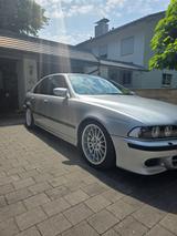BMW 535i A  Sammlerzustand Kein Rost - silberne BMW 535
