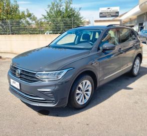 Volkswagen Tiguan - 1