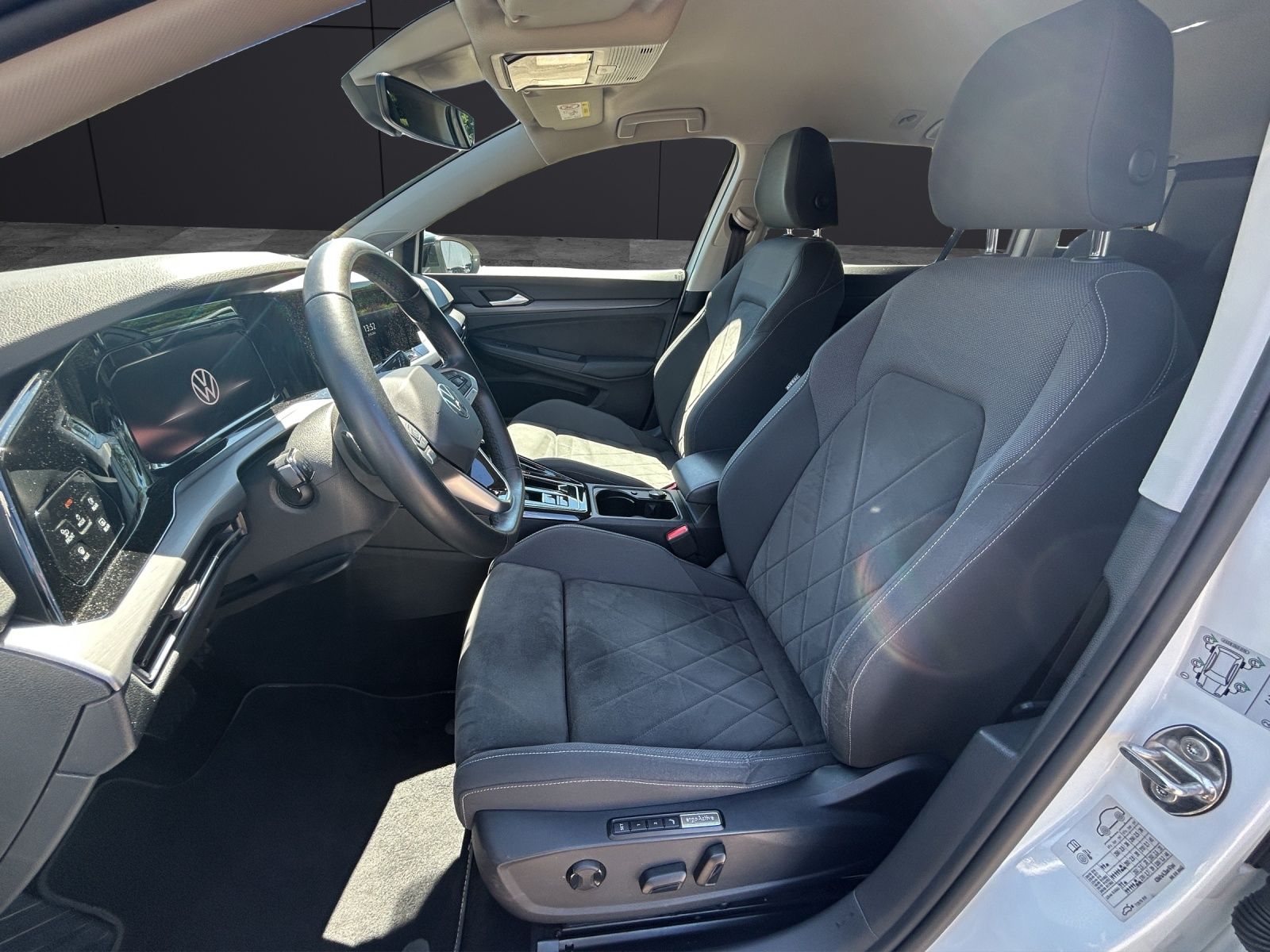 Fahrzeugabbildung Volkswagen Golf VIII Variant eTSI  Style DSG Matrix AHK Nav