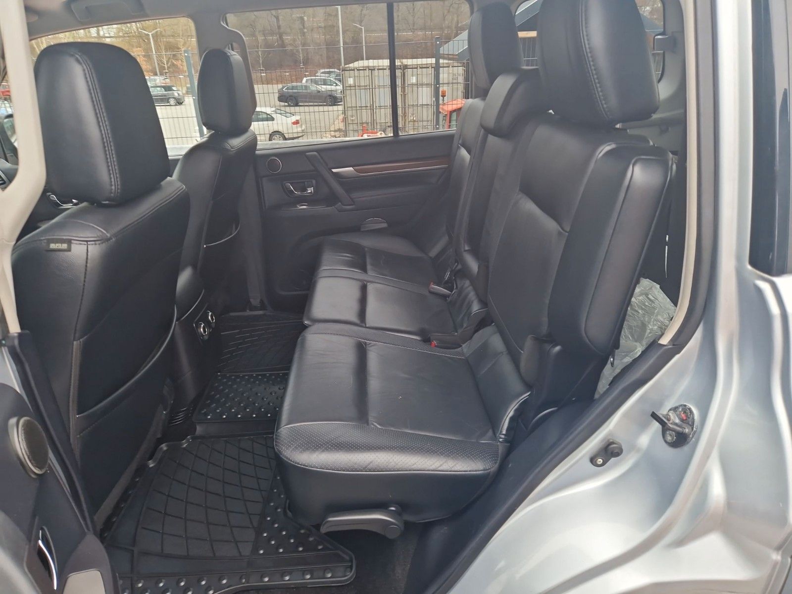 Fahrzeugabbildung Mitsubishi Pajero 3.2 DI-D Instyle ! LEDER ! NAVI ! AHK !