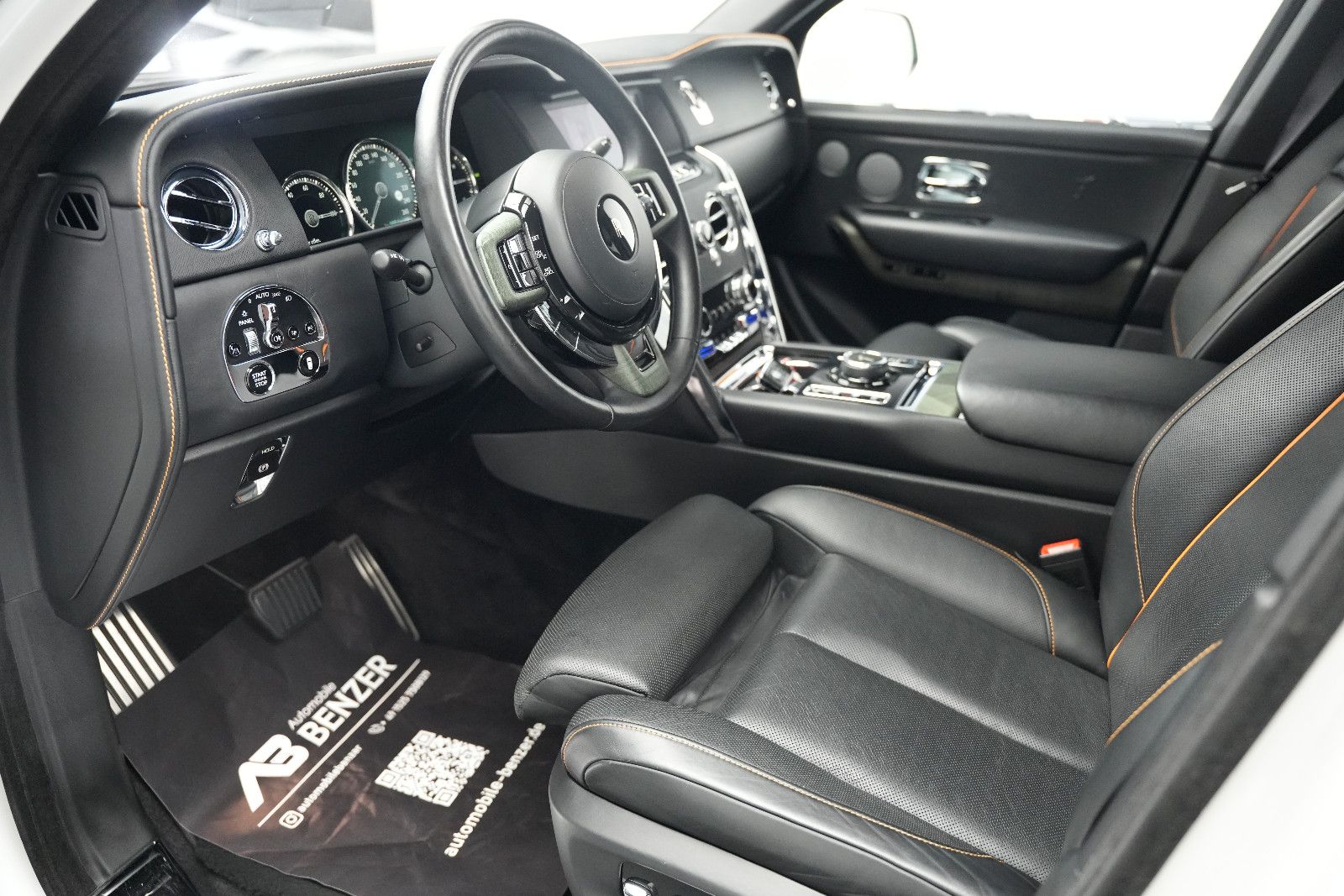Fahrzeugabbildung Rolls-Royce Cullinan/NOVITEC/WIDEBODY/24''/FOND-TV/STERNEHIM