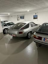 Porsche 928 aus Porschesammlung - silberne Porsche 928