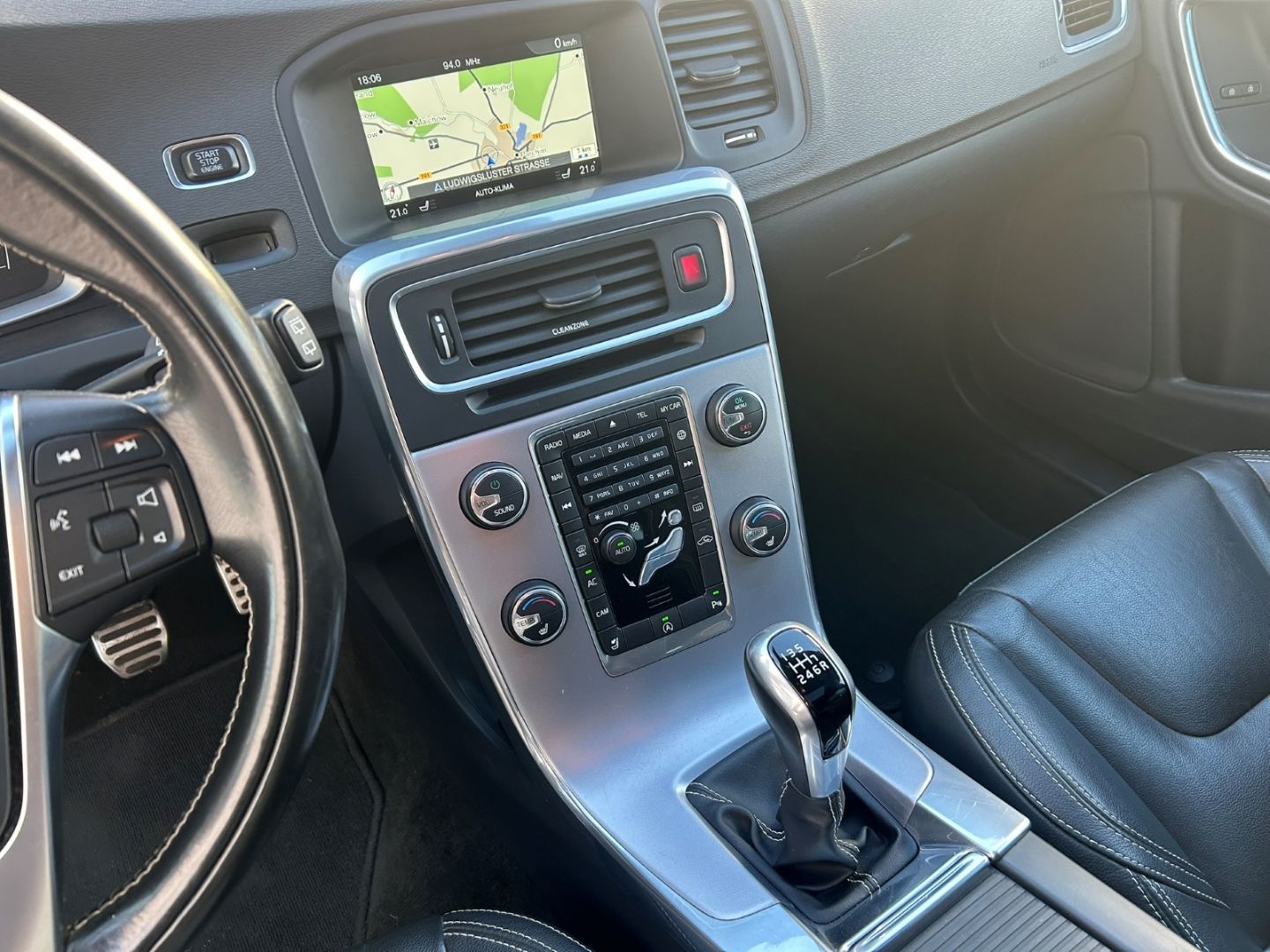 Fahrzeugabbildung Volvo V60 D3 Linje Svart Pano Leder digital SHZ H&R Ka
