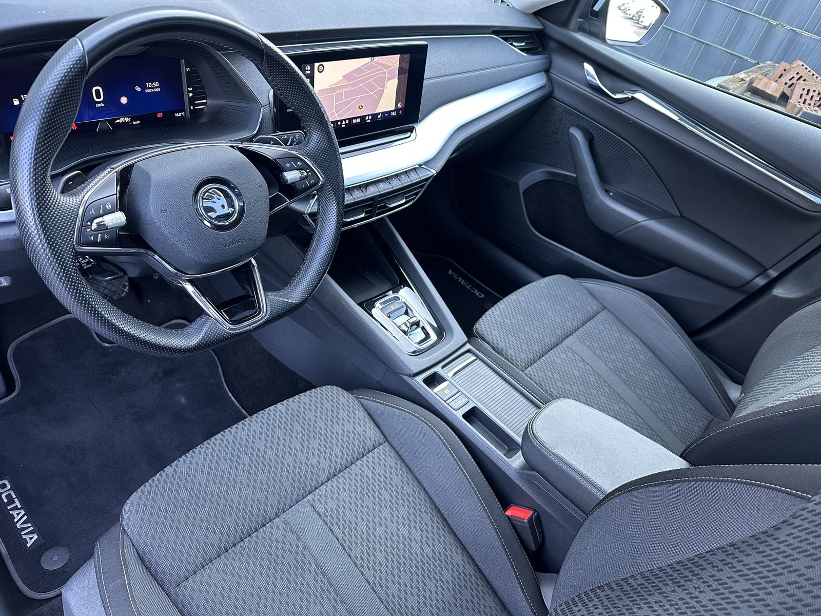 Fahrzeugabbildung SKODA Octavia Combi 2.0 TDI DSG First NAV+LED+PANO+HUD