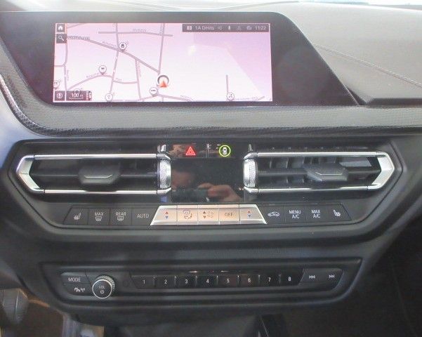 Fahrzeugabbildung BMW 118 i SportLine LED/NAVI/SHZ/PDC/AHK/STANDHZ/17"